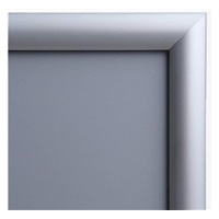 Stojan, s klaprámem velikosti A1, s profilem 25 mm, s ostrým rohem. Ke stojanu lze zvlášť doobjednat kapsa na letáky velikosti 3x A4.