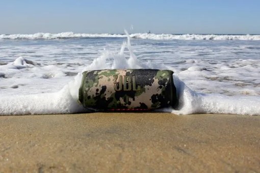 Obr. Spadl vám do písku? Nevadí, je odolný dle normy IP67 1605224d