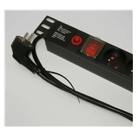 Vertikální rozvodný panel XtendLan 20x230V, ČSN, vypínač, nadproudová ochrana, kabel 1,8m, výška 1U