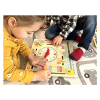 Dřevěný kalendář s hodinami v češtině