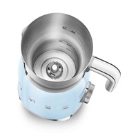 BAZAR - Smeg MFF11PBEU napěňovač mléka, 500 W, 600 ml, horká čokoláda / mléko, lehká pěna, pastelově modrý - opraveno