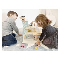 Dřevěná garáž na autíčka s myčkou