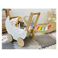 Dřevěný dětský kočárek