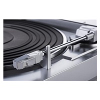 BAZAR - Denon DP-29F plně automatický gramofon, řemínkový pohon, zabudovaný MM předzesilovač stříbrný - Rozbaleno