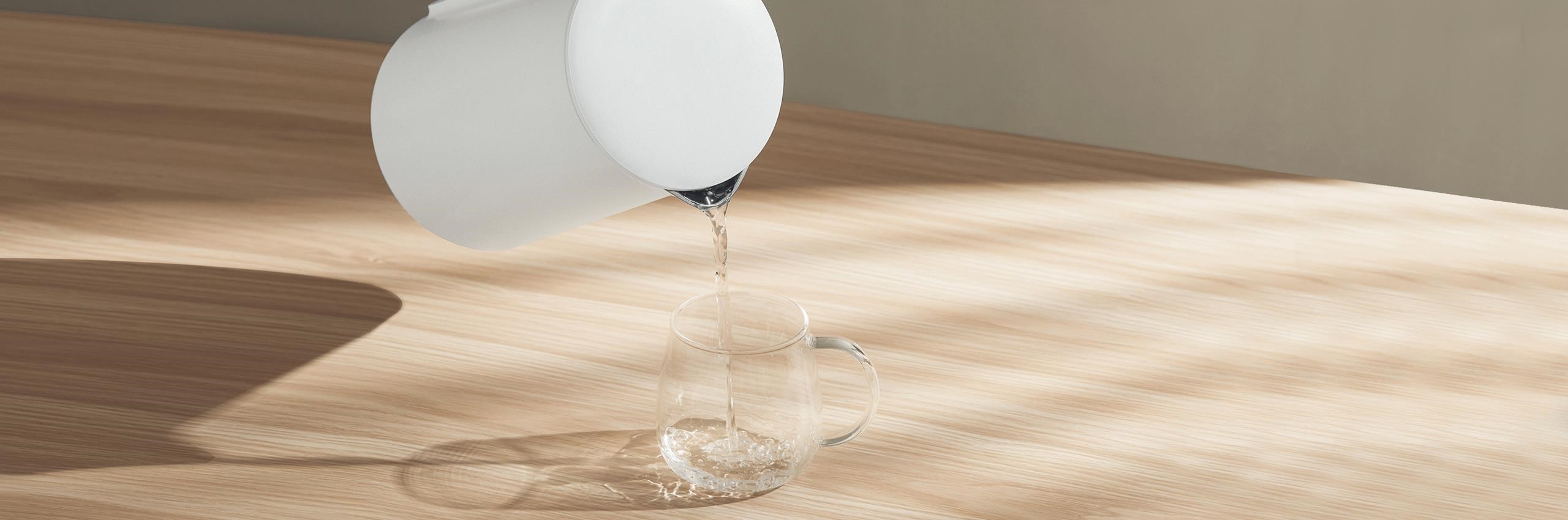 Obr. Plynulé nalévání bez stříkající vody 1795670g