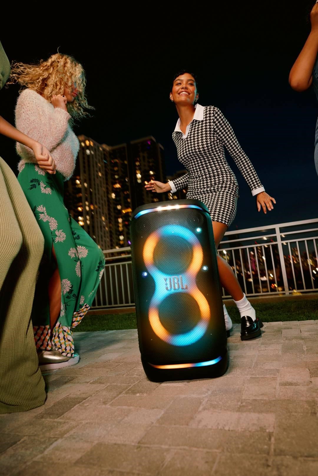 Obr. Propojení více reproduktorů pomocí funkce Auracast 1798995d