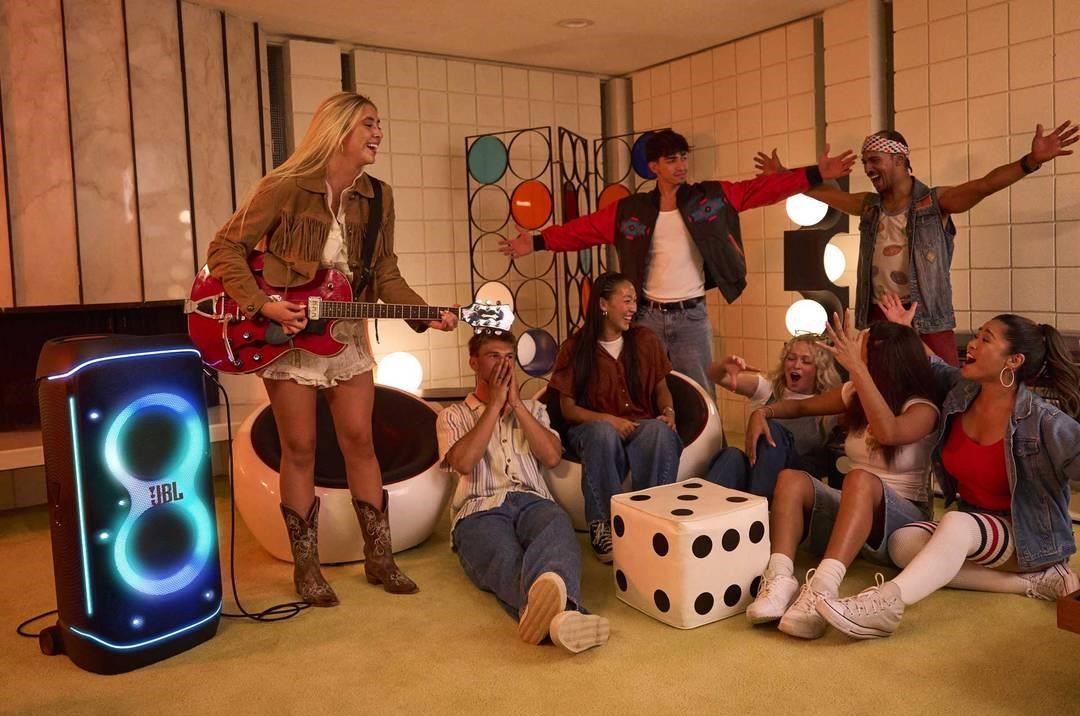 Obr. Ovládejte svou party přímo z aplikace JBL PartyBox 1799000b