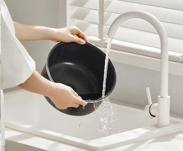 Obr. K nepřilnavému materiálu vnitřního hrnce se jídlo jen tak nepřilepí, po umytí bude hrnec jako nový 1825050g