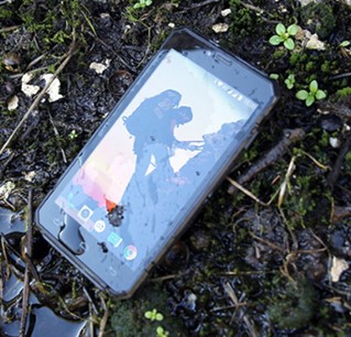 Obr. Vodotěsný Android smartphone s ochranou IP67 559813a